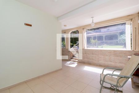 Casa à venda com 300m², 5 quartos e 3 vagasÁrea dos Fundos