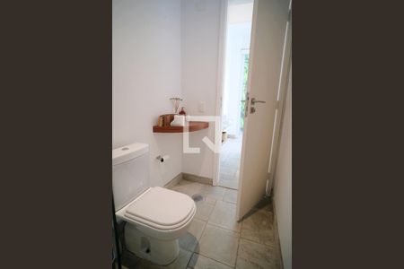 Casa à venda com 360m², 3 quartos e 4 vagasBanheiro do salão 