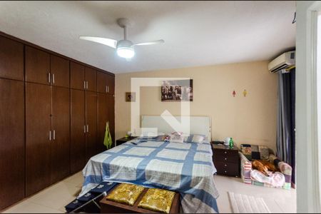 Casa à venda com 240m², 3 quartos e 2 vagas Casa à venda com 240m², 3 quartos e 2 vagasSuíte