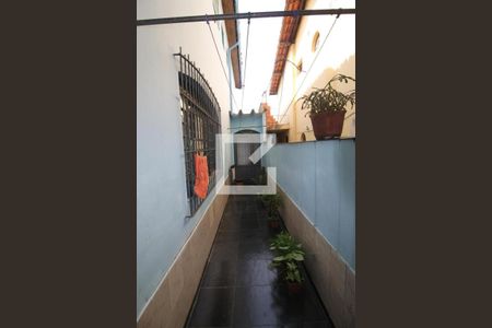 Casa à venda com 140m², 3 quartos e 2 vagasCorredor externo