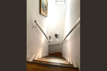 Casa à venda com 140m², 3 quartos e 2 vagas Casa à venda com 140m², 3 quartos e 2 vagasEscada