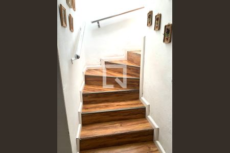 Casa à venda com 140m², 3 quartos e 2 vagas Casa à venda com 140m², 3 quartos e 2 vagasEscada