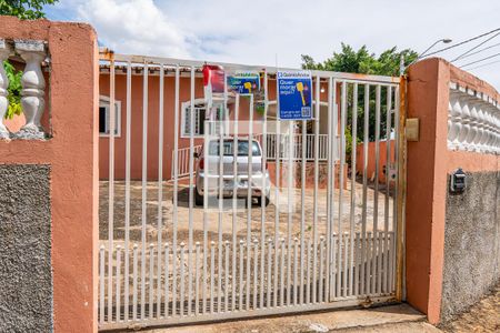 Casa à venda com 137m², 2 quartos e 2 vagas Casa à venda com 137m², 2 quartos e 2 vagasFachada