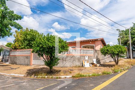 Casa à venda com 137m², 2 quartos e 2 vagas Casa à venda com 137m², 2 quartos e 2 vagasFachada