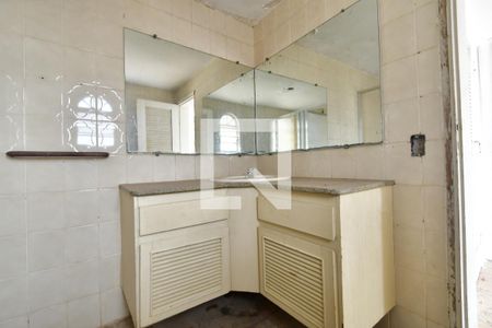 Casa à venda com 450m², 4 quartos e 4 vagasBanheiro de serviço