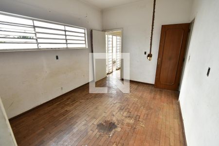 Casa à venda com 450m², 4 quartos e 4 vagasQuarto de Serviço