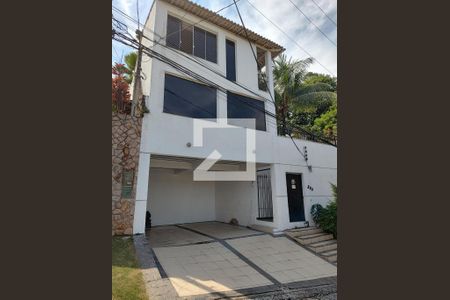 Casa de condomínio à venda com 550m², 4 quartos e 2 vagas Casa de condomínio à venda com 550m², 4 quartos e 2 vagasFachada