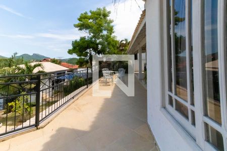 Casa de condomínio à venda com 550m², 4 quartos e 2 vagas Casa de condomínio à venda com 550m², 4 quartos e 2 vagasÁrea Externa