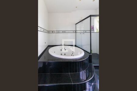Casa de condomínio à venda com 550m², 4 quartos e 2 vagas Casa de condomínio à venda com 550m², 4 quartos e 2 vagasBanheiro Quarto 2