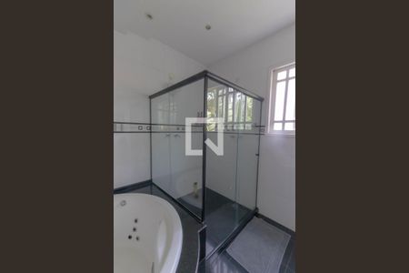 Casa de condomínio à venda com 550m², 4 quartos e 2 vagas Casa de condomínio à venda com 550m², 4 quartos e 2 vagasBanheiro Quarto 2
