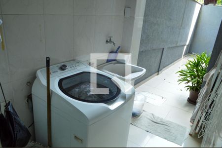 Casa de condomínio à venda com 225m², 6 quartos e 1 vagaÁrea de Serviço