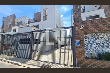 Casa à venda com 83m², 2 quartos e 2 vagas Casa à venda com 83m², 2 quartos e 2 vagasFachada