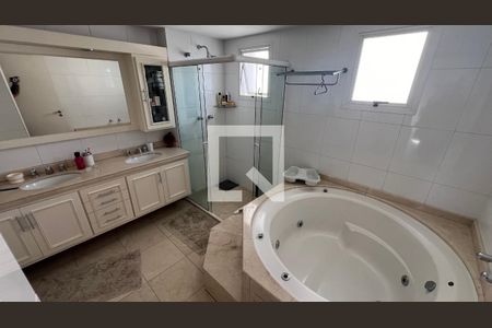Apartamento à venda com 266m², 4 quartos e 4 vagas Apartamento à venda com 266m², 4 quartos e 4 vagasBanheiro da suite master