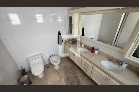 Apartamento à venda com 266m², 4 quartos e 4 vagas Apartamento à venda com 266m², 4 quartos e 4 vagasBanheiro da suíte master