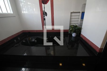 Casa à venda com 416m², 4 quartos e 8 vagasBanheiro da Suíte