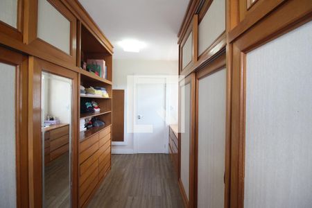Casa à venda com 416m², 4 quartos e 8 vagasCloset