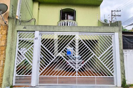 Casa à venda com 139m², 3 quartos e 2 vagas Casa à venda com 139m², 3 quartos e 2 vagasFachada