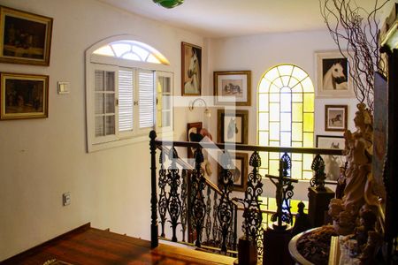 Casa de condomínio à venda com 3590m², 4 quartos e 6 vagas Casa de condomínio à venda com 3590m², 4 quartos e 6 vagasEscada