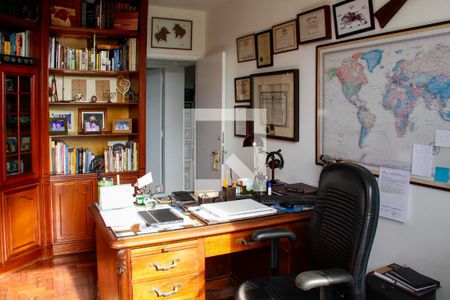 Casa de condomínio à venda com 3590m², 4 quartos e 6 vagas Casa de condomínio à venda com 3590m², 4 quartos e 6 vagasQuarto 5 - Escritório