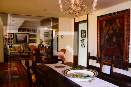 Casa de condomínio à venda com 3590m², 4 quartos e 6 vagas Casa de condomínio à venda com 3590m², 4 quartos e 6 vagasSala de janar