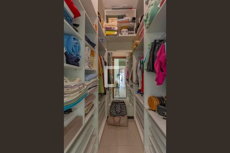 Casa à venda com 200m², 3 quartos e 4 vagasSuíte - Closet