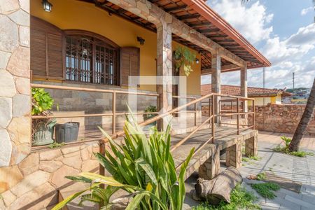 Casa à venda com 360m², 4 quartos e 2 vagasVaranda - Entrada