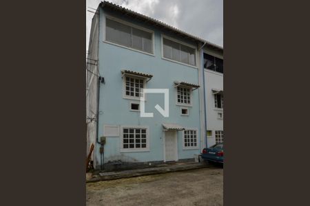 Casa de condomínio à venda com 178m², 5 quartos e 1 vaga Casa de condomínio à venda com 178m², 5 quartos e 1 vagaFachada