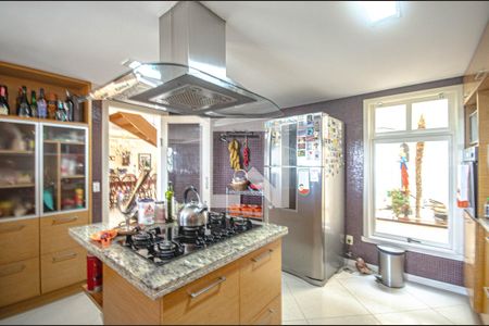 Casa à venda com 430m², 4 quartos e 4 vagas Casa à venda com 430m², 4 quartos e 4 vagasCozinha