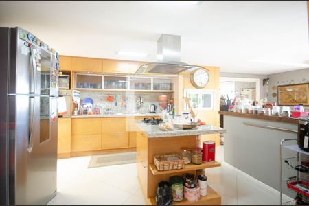 Casa à venda com 430m², 4 quartos e 4 vagas Casa à venda com 430m², 4 quartos e 4 vagasCozinha