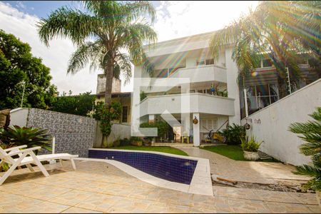 Casa à venda com 430m², 4 quartos e 4 vagas Casa à venda com 430m², 4 quartos e 4 vagasPiscina