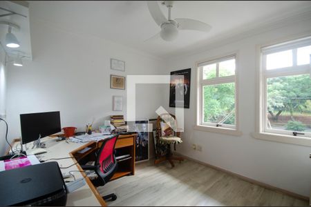 Casa à venda com 430m², 4 quartos e 4 vagas Casa à venda com 430m², 4 quartos e 4 vagasQuarto 1 / Escritório