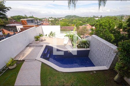 Casa à venda com 430m², 4 quartos e 4 vagas Casa à venda com 430m², 4 quartos e 4 vagasPiscina