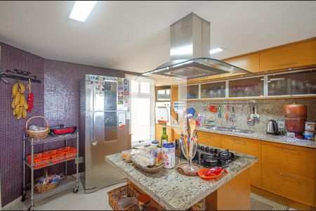 Casa à venda com 430m², 4 quartos e 4 vagas Casa à venda com 430m², 4 quartos e 4 vagasCozinha