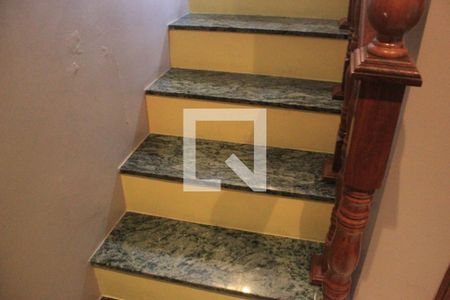 Casa à venda com 157m², 3 quartos e 4 vagasEscada de acesso a Sala de jantar e cozinha