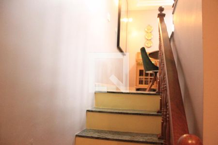 Casa à venda com 157m², 3 quartos e 4 vagasEscada de acesso a Sala de jantar e cozinha