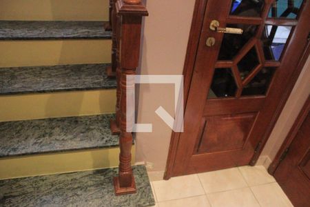 Casa à venda com 157m², 3 quartos e 4 vagasEscada de acesso a Sala de jantar e cozinha