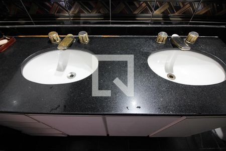 Casa à venda com 344m², 4 quartos e 6 vagasQuarto 1 - Suíte Banheiro 