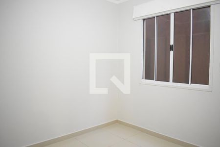 Quarto 2 de casa para alugar com 2 quartos, 60m² em Santa Cândida, Curitiba