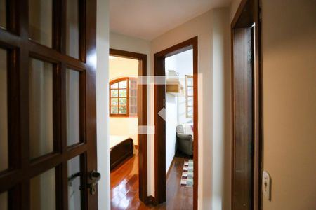 Corredor de casa à venda com 3 quartos, 250m² em Santa Tereza, Belo Horizonte