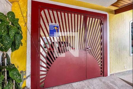 Casa à venda com 336m², 3 quartos e 4 vagas Casa à venda com 336m², 3 quartos e 4 vagasPlaca banner instalada na Fachada