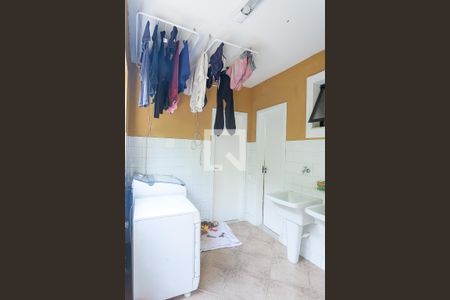 Casa de condomínio à venda com 400m², 4 quartos e 4 vagas Casa de condomínio à venda com 400m², 4 quartos e 4 vagasÁrea de Serviço