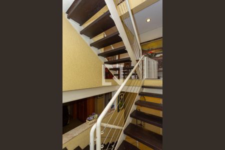 Casa para alugar com 340m², 3 quartos e 4 vagas Casa para alugar com 340m², 3 quartos e 4 vagasEscada acesso subsolo