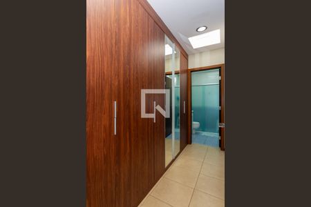 Casa para alugar com 340m², 3 quartos e 4 vagas Casa para alugar com 340m², 3 quartos e 4 vagasCloset da suíte 1