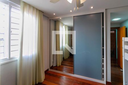 Casa à venda com 327m², 4 quartos e 4 vagas Casa à venda com 327m², 4 quartos e 4 vagasQuarto