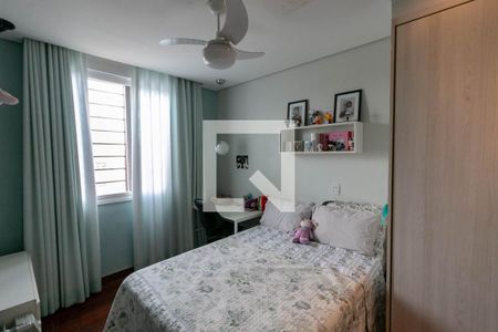 Casa à venda com 327m², 4 quartos e 4 vagas Casa à venda com 327m², 4 quartos e 4 vagasQuarto