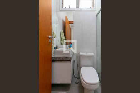 Casa à venda com 327m², 4 quartos e 4 vagas Casa à venda com 327m², 4 quartos e 4 vagasBanheiro social