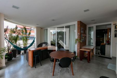 Casa à venda com 327m², 4 quartos e 4 vagas Casa à venda com 327m², 4 quartos e 4 vagasÁrea comum