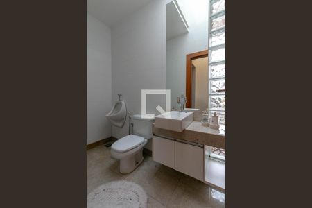 Casa à venda com 327m², 4 quartos e 4 vagas Casa à venda com 327m², 4 quartos e 4 vagasBanheiro Área comum