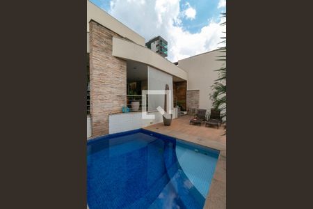 Casa à venda com 327m², 4 quartos e 4 vagas Casa à venda com 327m², 4 quartos e 4 vagasÁrea comum