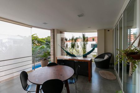 Casa à venda com 327m², 4 quartos e 4 vagas Casa à venda com 327m², 4 quartos e 4 vagasÁrea comum